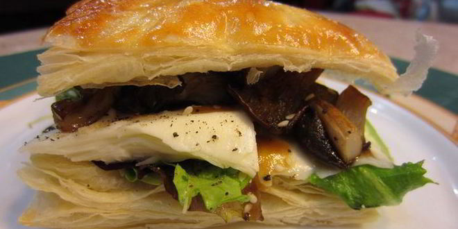 Рецепт сэндвича с моцареллой, грибами и соусом нисуаз