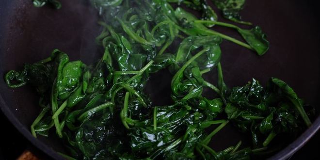 Рецепт сэндвича с шпинатом, творожным сыром и перепелиным яйцом