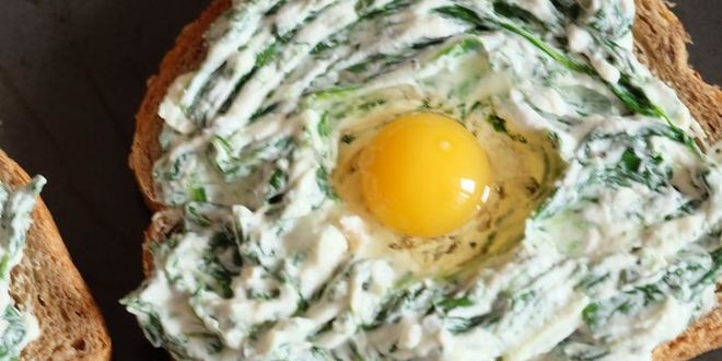 Рецепт сэндвича с шпинатом, творожным сыром и перепелиным яйцом