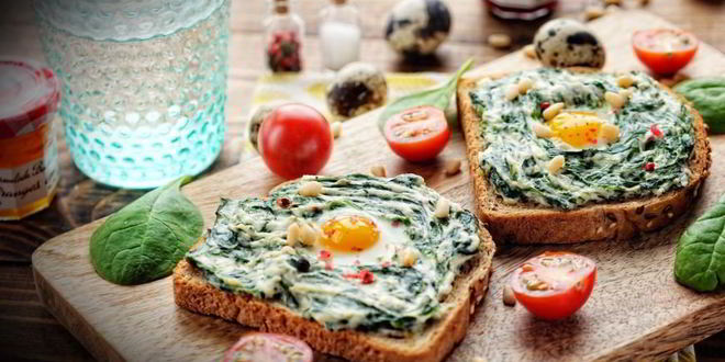 Рецепт сэндвича с шпинатом, творожным сыром и перепелиным яйцом