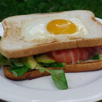 Рецепт Сэндвича с яйцом, семгой и авокадо