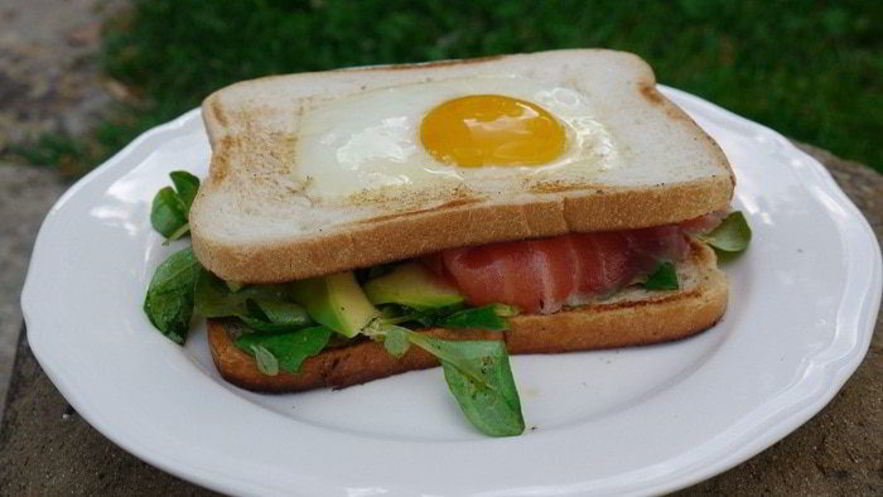 Рецепт сэндвича с яйцом, семгой и авокадо