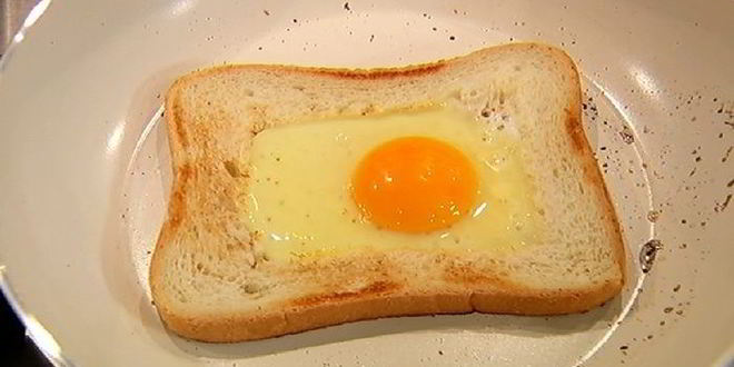 Рецепт сэндвича с яйцом, семгой и авокадо