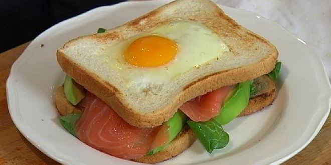 Рецепт сэндвича с яйцом, семгой и авокадо