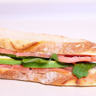 Рецепт Сэндвича со слабосоленой семгой и авокадо