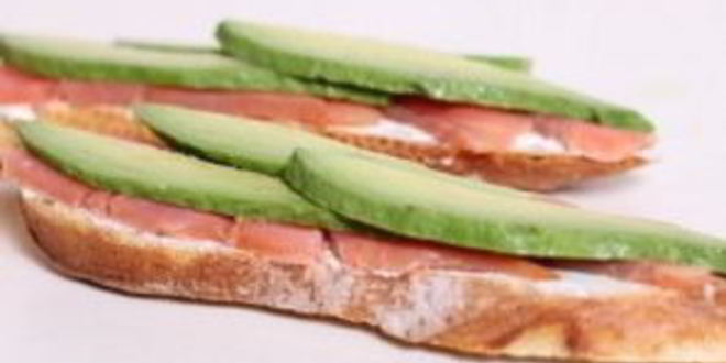 Рецепт сэндвича со слабосоленой семгой и авокадо