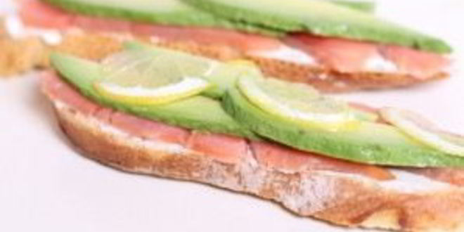 Рецепт сэндвича со слабосоленой семгой и авокадо