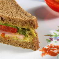 Рецепт Сэндвичей с гуакамоле, каперсами и копченым мясом