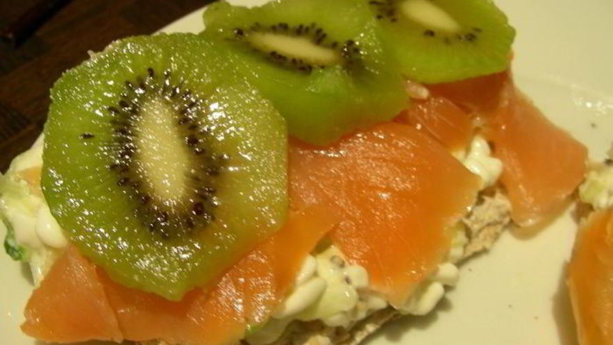 Рецепт сэндвичей с копченым лососем и киви