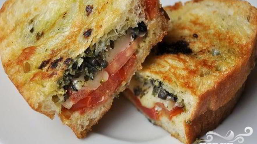 Рецепт сэндвичей с помидорами, соусом и сыром