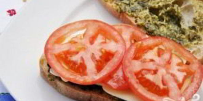 Рецепт сэндвичей с помидорами, соусом и сыром