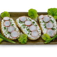 Рецепт Сэндвичей с редиской, зеленым луком, кунжутом и имбирем