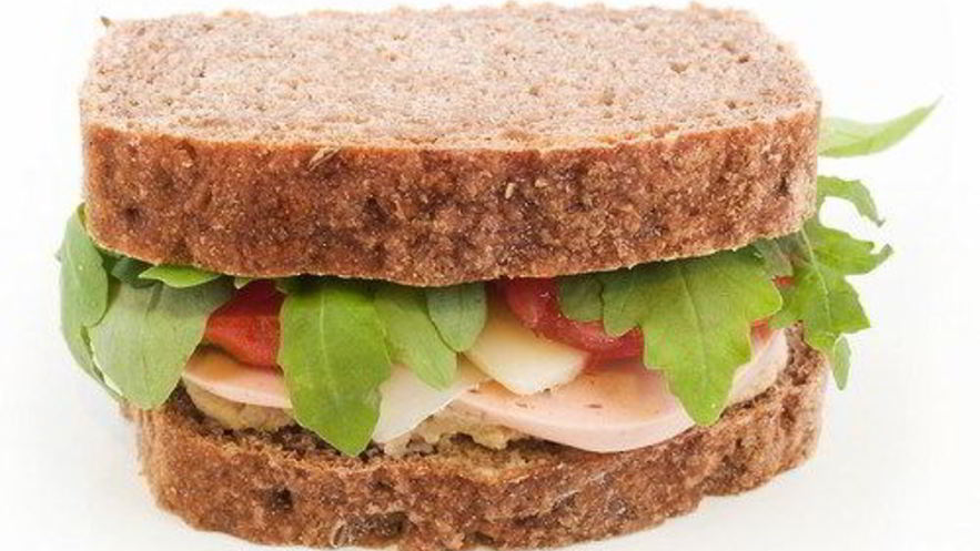 Рецепт сэндвичей со свежим мясным хлебом, рукколой, майонезным соусом и целнозерновым хлебом