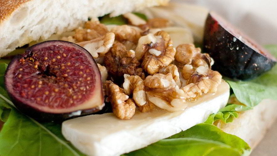 Рецепт утреннего сэндвича с камамбером и инжиром