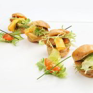 Рецепт Заварного мини-сэндвича с сырным ассорти, маринованной грушей и листьями
