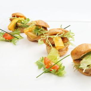 Рецепт Заварного мини-сэндвича с сырным ассорти, маринованной грушей и листьями