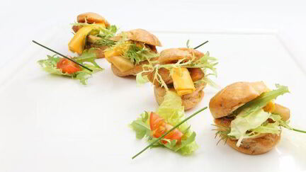 Рецепт Заварного мини-сэндвича с сырным ассорти, маринованной грушей и листьями