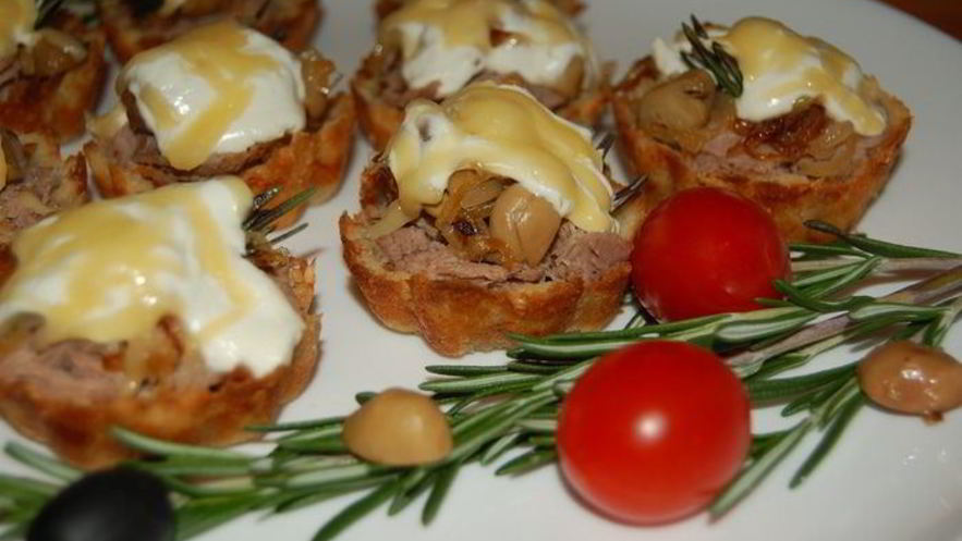 Рецепт тарталеток с говядиной, грибами, луком и сыром