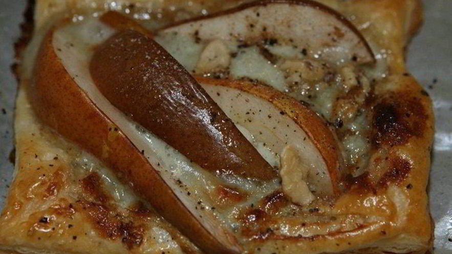 Рецепт тарталеток с грушами, грецкими орехами и голубым сыром