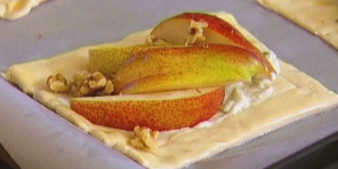 Рецепт тарталеток с грушами, грецкими орехами и голубым сыром