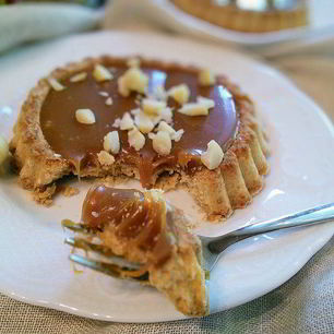 Рецепт Тарталеток с карамельным соусом и макадамией