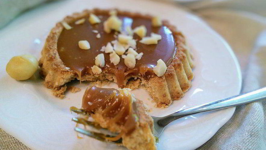 Рецепт тарталеток с карамельным соусом и макадамией