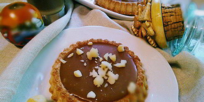 Рецепт тарталеток с карамельным соусом и макадамией