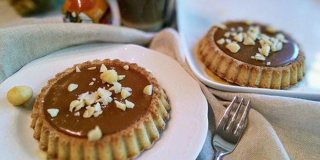 Рецепт тарталеток с карамельным соусом и макадамией
