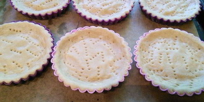 Рецепт тарталеток с карамельным соусом и макадамией