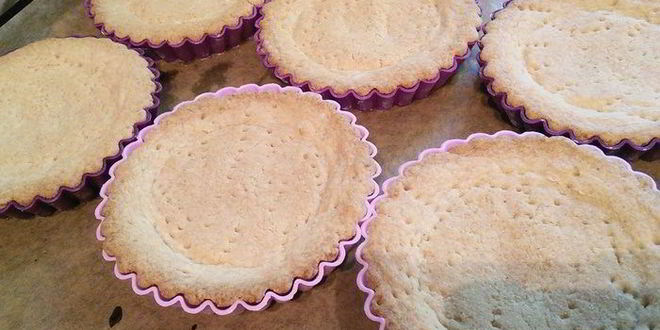 Рецепт тарталеток с карамельным соусом и макадамией