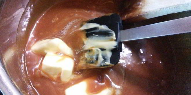 Рецепт тарталеток с карамельным соусом и макадамией