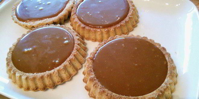 Рецепт тарталеток с карамельным соусом и макадамией