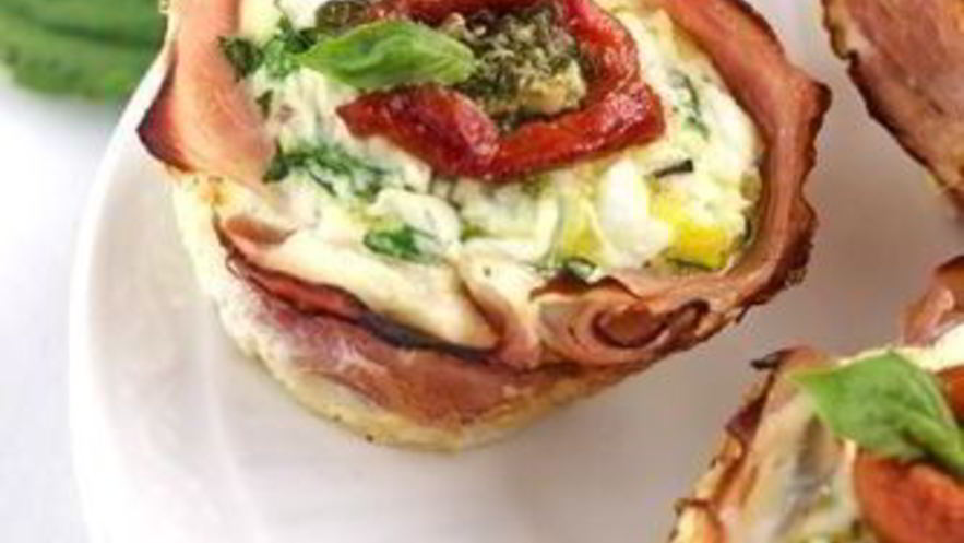 Рецепт тарталеток с луком, ветчиной и сырным соусом