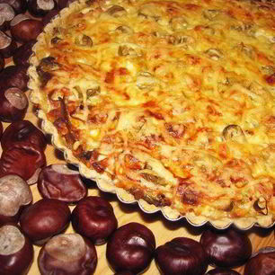 Рецепт Тарта 3 сыра с пореем, балыком и оливками