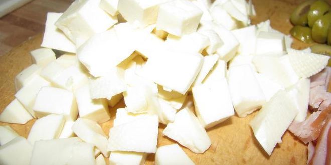 Рецепт тарта 3 сыра с пореем, балыком и оливками