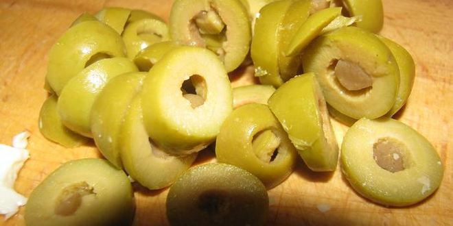 Рецепт тарта 3 сыра с пореем, балыком и оливками