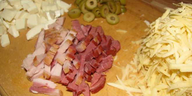 Рецепт тарта 3 сыра с пореем, балыком и оливками