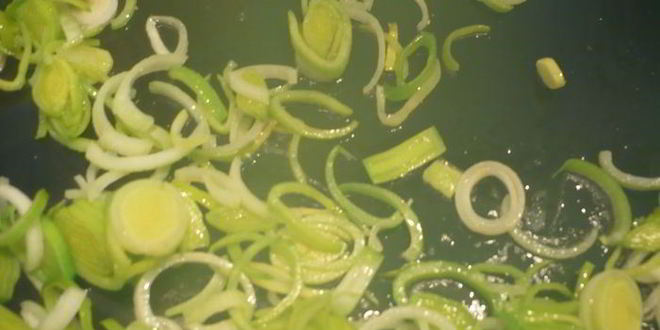 Рецепт тарта с креветками и луком-пореем