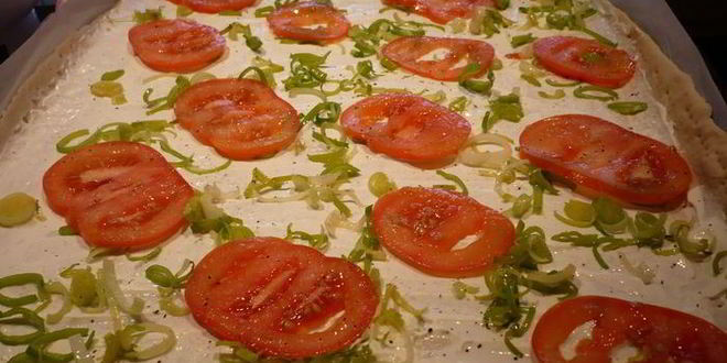 Рецепт тарта с креветками и луком-пореем