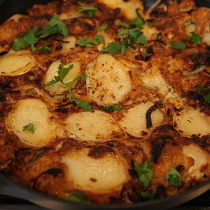 Рецепт Тортильи с купатами, луком и картофелем