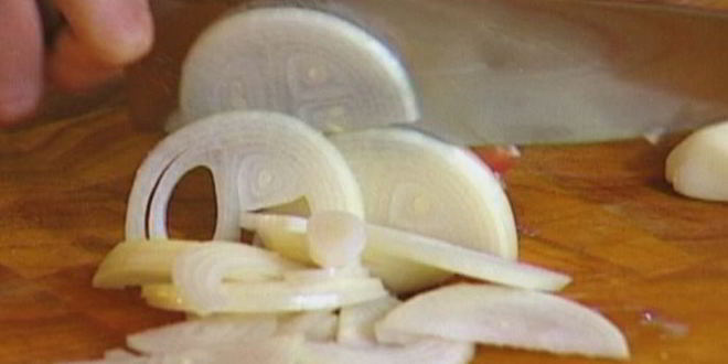 Рецепт тортильи с купатами, луком и картофелем