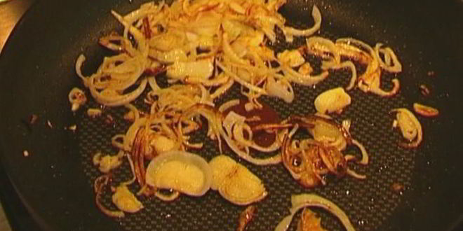 Рецепт тортильи с купатами, луком и картофелем