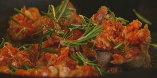 Рецепт тортильи с купатами, луком и картофелем