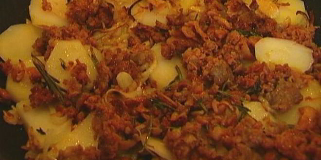 Рецепт тортильи с купатами, луком и картофелем