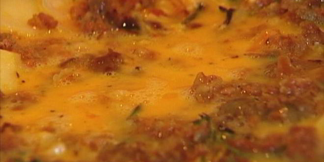 Рецепт тортильи с купатами, луком и картофелем