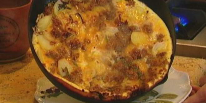 Рецепт тортильи с купатами, луком и картофелем