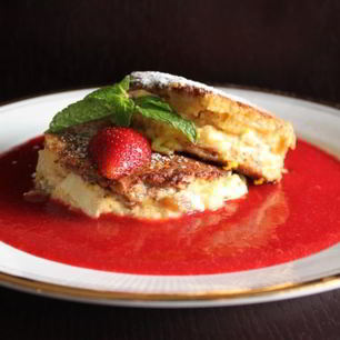 Рецепт Французского тоста с яблоком, сливочным сыром и клубничным кули