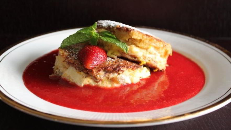 Рецепт французского тоста с яблоком, сливочным сыром и клубничным кули