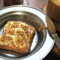 Рецепт Тоста с арахисовым маслом, бананом и кунжутом