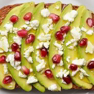 Рецепт Тоста с авокадо, фетой и гранатом